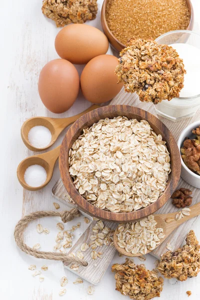 Flocos de aveia e ingredientes para fazer biscoitos, vista superior — Fotografia de Stock