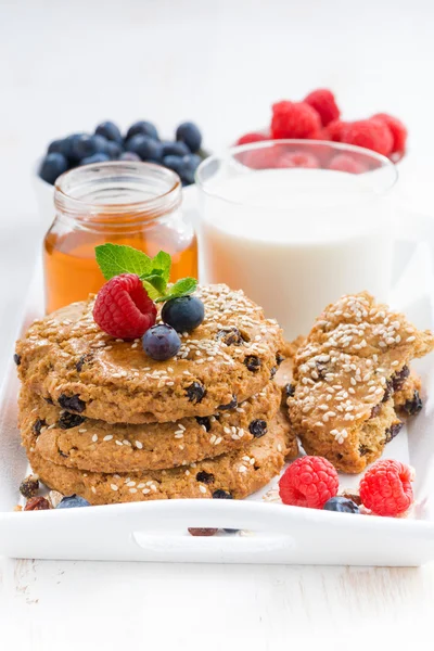 オートミール クッキー、牛乳、健康的な朝食の果実 — ストック写真