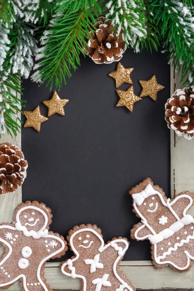 Black board for text, fir branches and gingerbread man — Stock Photo, Image