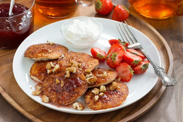 Breakfast with pancakes, fresh strawberries and cream — Stock Photo, Image