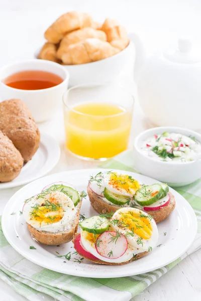 Haşlanmış yumurta ve Kahvaltı, dikey için sebze ile buns — Stok fotoğraf