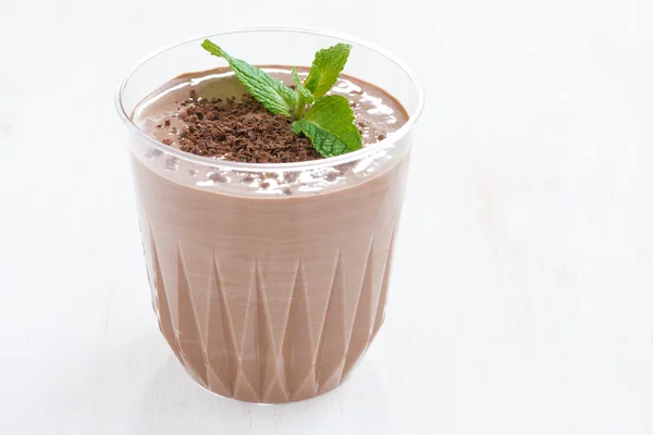 Σοκολάτα milkshake σε ένα ποτήρι σε άσπρο φόντο ξύλινη — Φωτογραφία Αρχείου