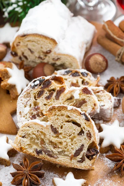 Vánoční Stollen se sušeným ovocem, rozmanité soubory cookie a koření — Stock fotografie