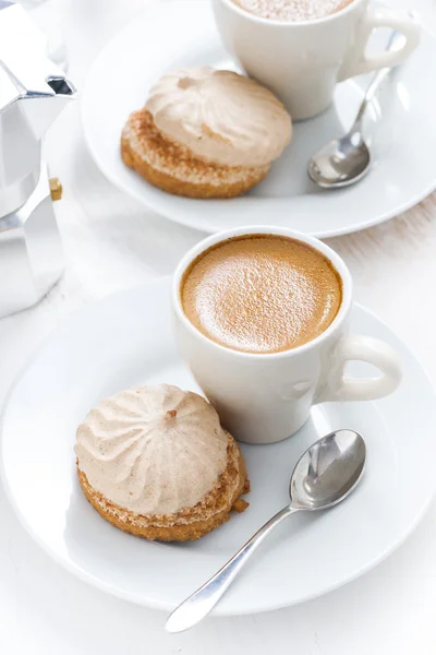 Taza de café expreso y pasteles para el desayuno, vista superior — Foto de Stock