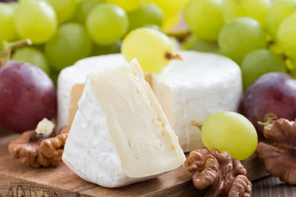 Camembert fresco, nozes e uvas frescas, close-up — Fotografia de Stock