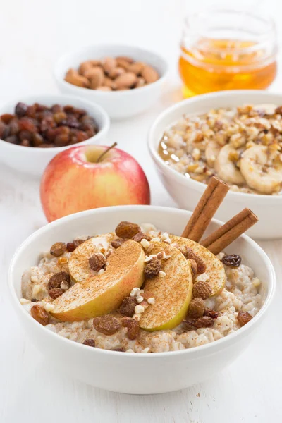 Taze elma, üzüm ve tarçın kahvaltıda yulaf ezmesi — Stok fotoğraf