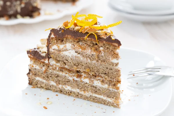 Pedazo de pastel con crema de chocolate y nueces —  Fotos de Stock