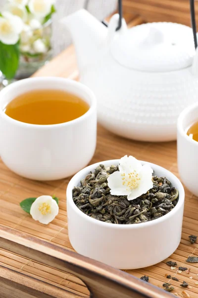Grüner Tee mit Jasmin und Wasserkocher mit frisch gebrühtem Tee — Stockfoto