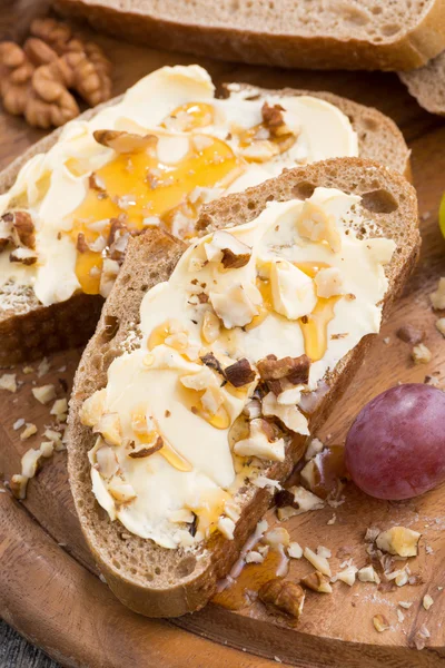 Bread with butter, honey and nuts, top view, close-up — Stock Photo, Image