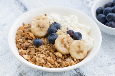 sağlıklı kahvaltı süzme peynir, granola ve taze çilek ile