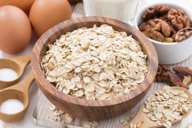 yulaf gevreği ve beyaz masada kurabiye yapmak için malzemeler