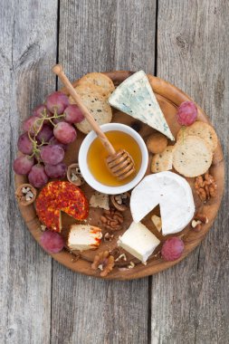 yumuşak peynirler ve ahşap arka plan, üstten görünüm snacks