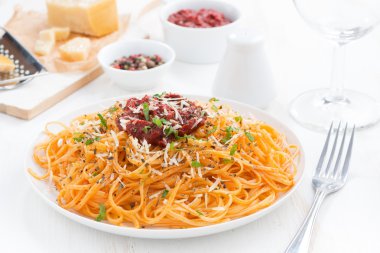 Domates soslu spagetti ve parmesan peyniri.