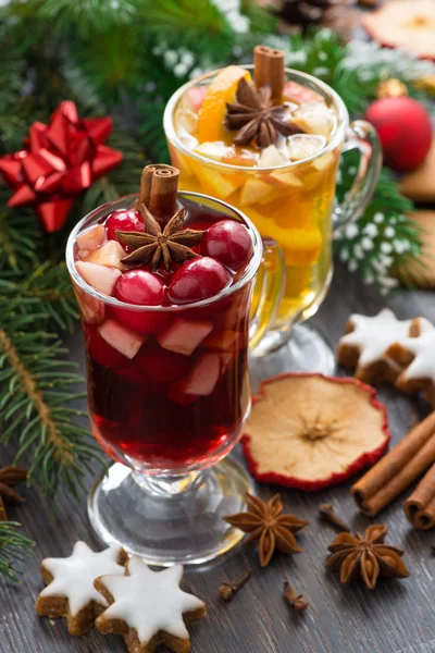 Boissons de Noël, biscuits et épices, verticale, vue sur le dessus — Photo