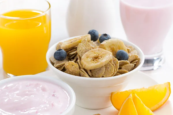 Desayuno saludable - cereales, productos lácteos, fruta y jugo —  Fotos de Stock