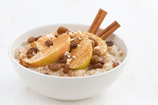 健康的な朝食 - りんご、レーズン、シナモン オートミール — ストック写真