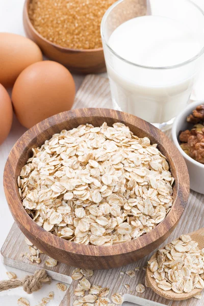 Fiocchi d'avena e ingredienti, verticale, primo piano — Foto Stock