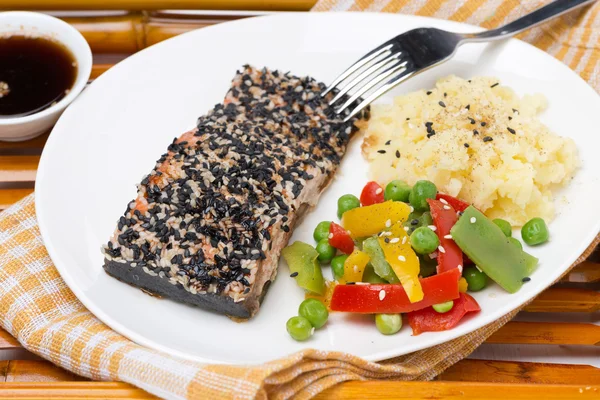 Filé de salmão rosa em gergelim empanado, legumes — Fotografia de Stock