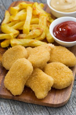 Tavuk nuggets kızartması ve farklı sos ile