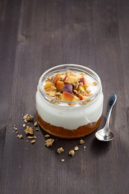 tatlı krem, granola ve şeftali reçeli, dikey