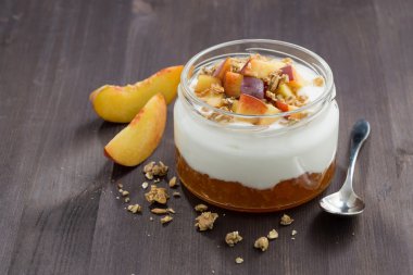 tatlı krem, granola ve şeftali reçeli