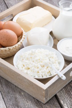 taze süt ürünleri ahşap tepsi, dikey