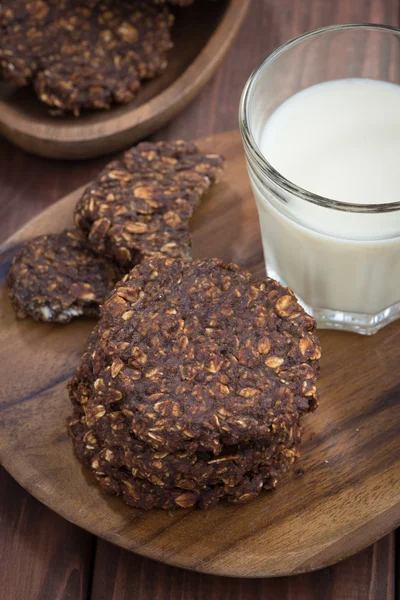 チョコレート オートミール クッキーとミルク、垂直のガラス — ストック写真