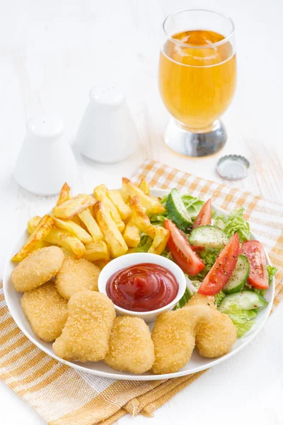Almoço fast food com nuggets de frango, batatas fritas e vegetais — Fotografia de Stock