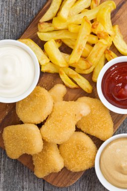 Tavuk nuggets kızartması ve farklı sos ile