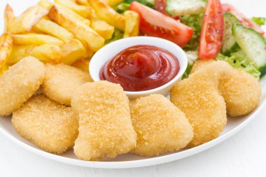 tavuk nuggets, kızarmış patates ve sebze salatası, portre