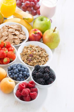 Taze meyveler, meyve ve müsli beyaz masa günü kahvaltıda