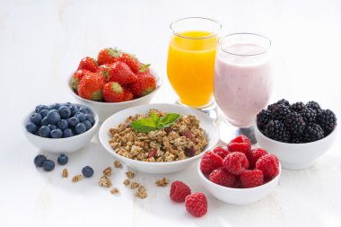 Taze meyve, granola, suyu ve yoğurt