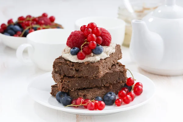 Шоколадний торт з ягодами — стокове фото