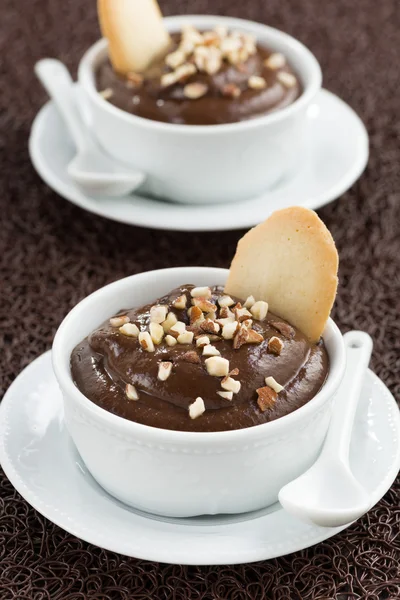 Mousse au chocolat avec biscuits dans des tasses, verticale — Photo
