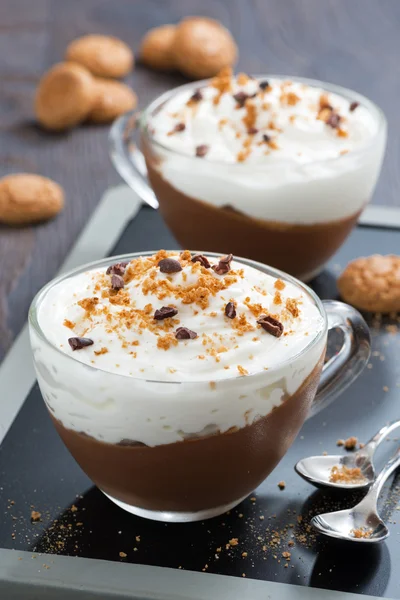 Sobremesa com chocolate, creme e amaretti em copos, vertical — Fotografia de Stock