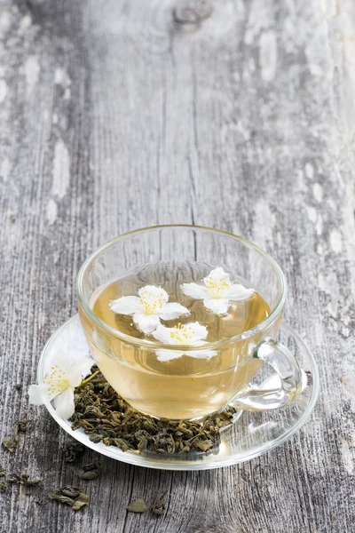 Green tea with jasmin in a cup — Stock Photo, Image