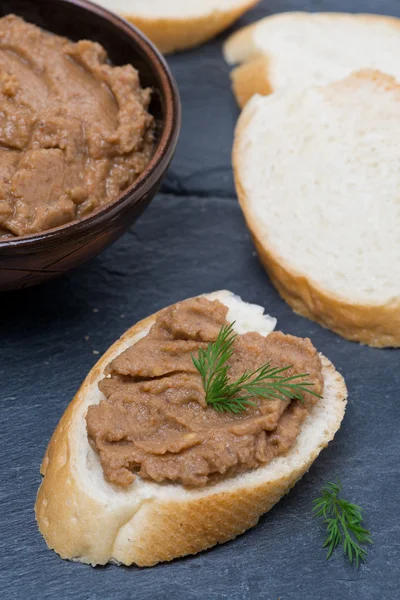 Pâte de foie de poulet et poivrons rôtis sur un morceau de pain — Photo