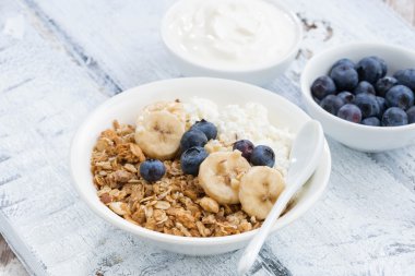 Sağlıklı kahvaltı süzme peynir, granola ve çilek ile