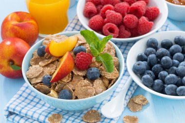 Sağlıklı Kahvaltı gevreği, taze meyve ve çilek ile