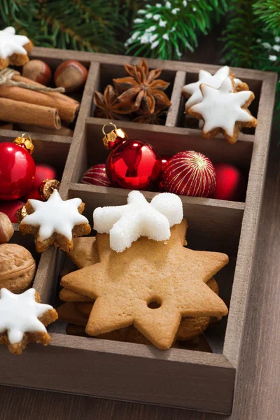 Box with Christmas symbols on a wooden table, close-up — Stock Photo, Image