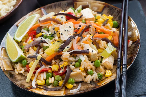 Азиатский обед - жареный рис с тофу и овощами, крупным планом — стоковое фото