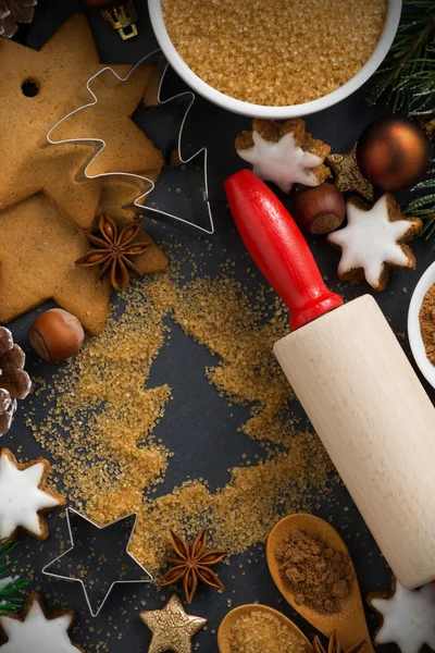 Hornear de Navidad - ingredientes y galletas, vista superior — Foto de Stock