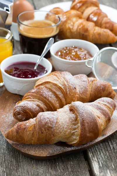 Delicioso café da manhã com croissants frescos, vertical — Fotografia de Stock