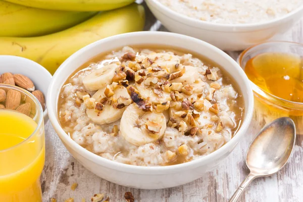 Desayuno saludable - avena con plátano, miel y nueces —  Fotos de Stock