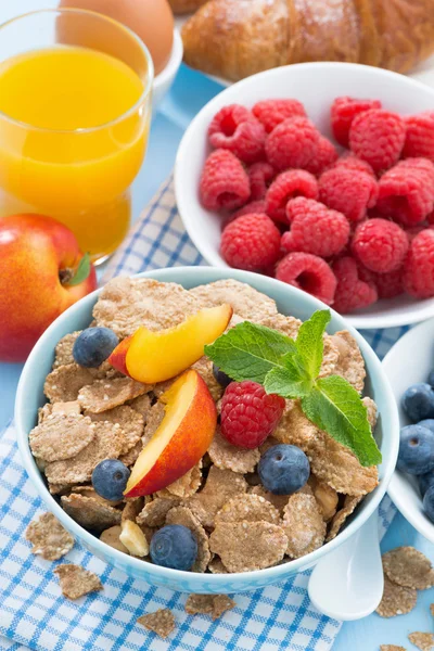 Healthy breakfast with flakes, fresh fruit and berries — Stock Photo, Image