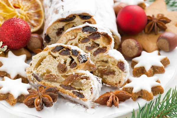 Vánoční Stollen sušeného ovoce, cukroví a koření — Stock fotografie