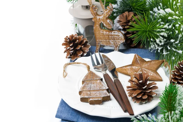 Ajuste de mesa de Navidad con decoraciones de madera y rama de abeto —  Fotos de Stock