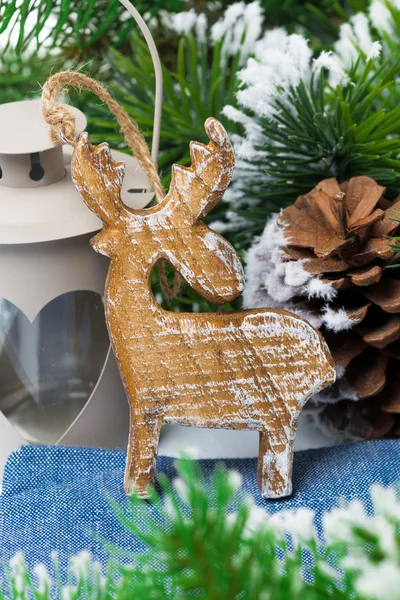 Trä juldekorationer och fir grenar, närbild — Stockfoto