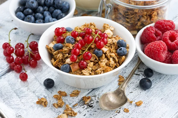 Müsli a čerstvé jahody na bílém pozadí dřevěná — Stock fotografie