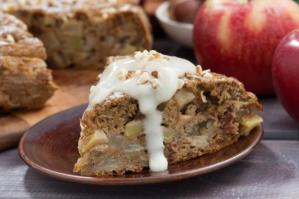 Pedazo de tarta de manzana fresca casera, primer plano —  Fotos de Stock